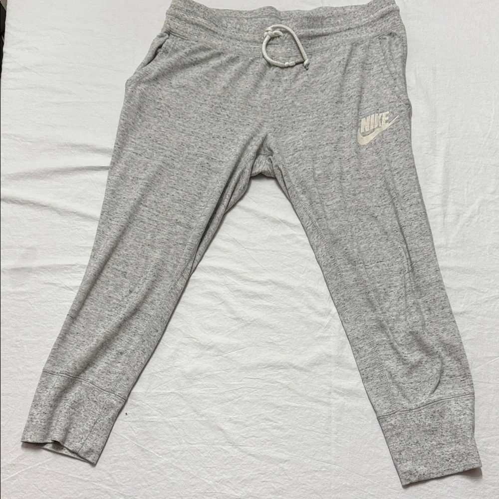 Nike Women’s Gray Sweatpants‎ with Front Pockets Size Medium